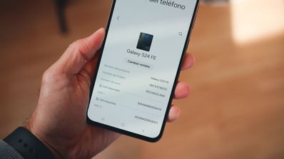 Samsung Galaxy S24 FE con dos tarjetas SIM