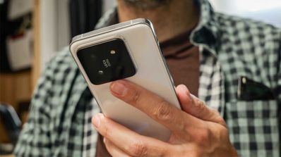 Pedro usando el Xiaomi 14