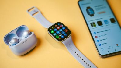 Xiaomi Redmi Watch 5, auriculares y smartphone