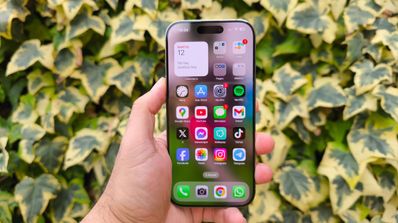 Destacada iPhone 16 Pro fondo hojas