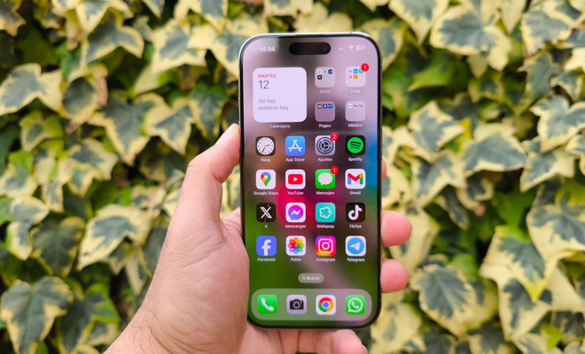 Destacada iPhone 16 Pro fondo hojas