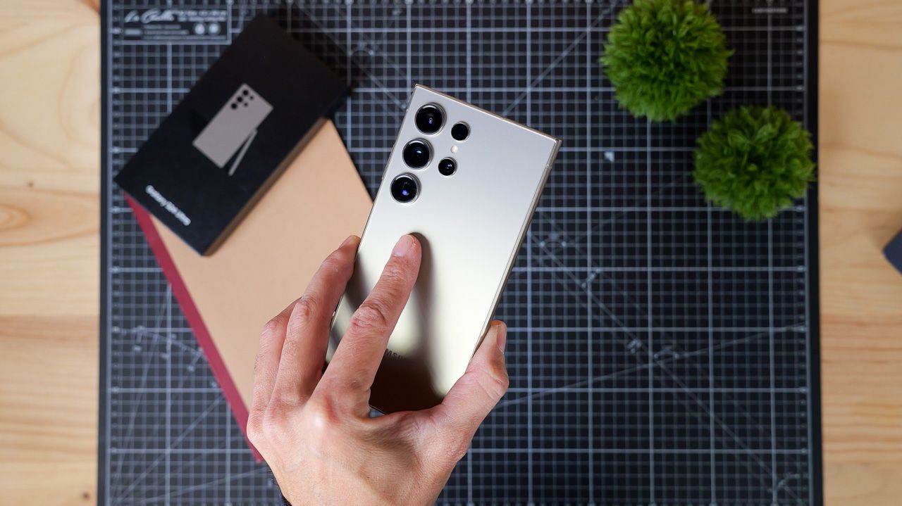 Samsung Galaxy S24 Ultra tamaño en mano