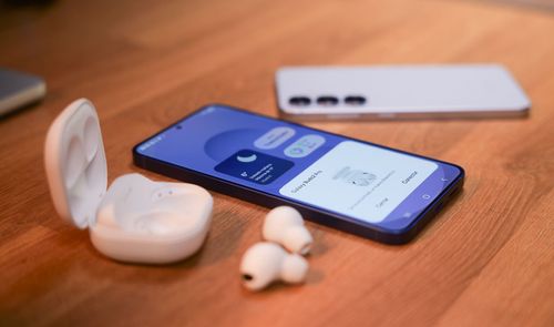 Samsung Galaxy S25 junto auriculares buds