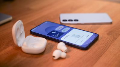 Samsung Galaxy S25 junto auriculares buds