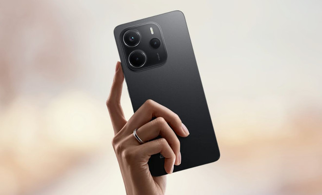 Una persona sosteniendo el smartphone Xiaomi Redmi Note 14 en color negro