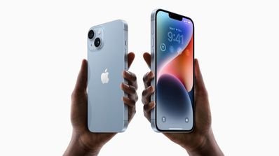 iphone 14 en la mano