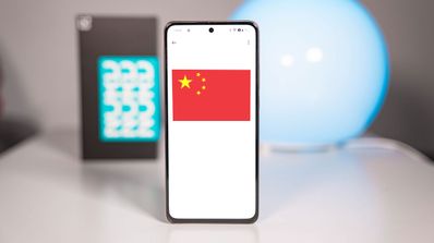 movil sobre la mesa con bandera china