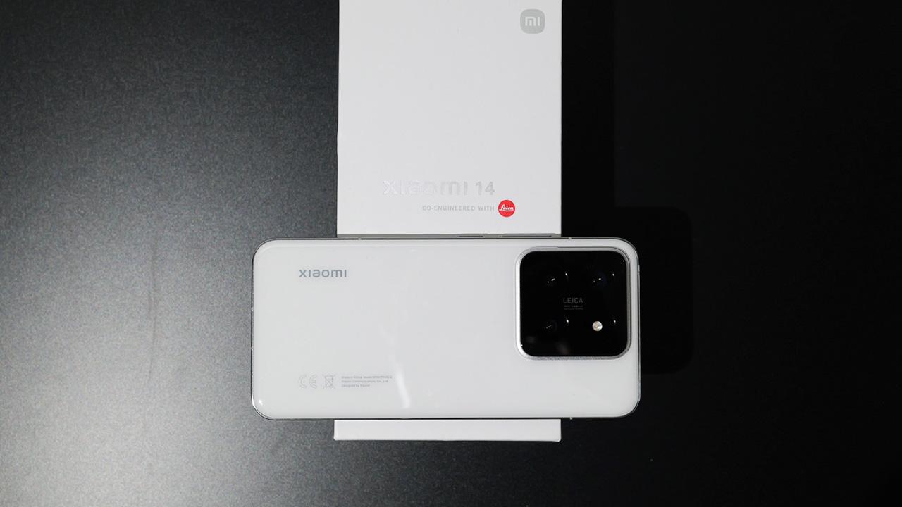 Xiaomi 14 parte trasera blanca