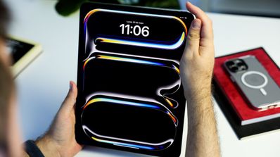 Destacada iPad Pro con iPad en mano