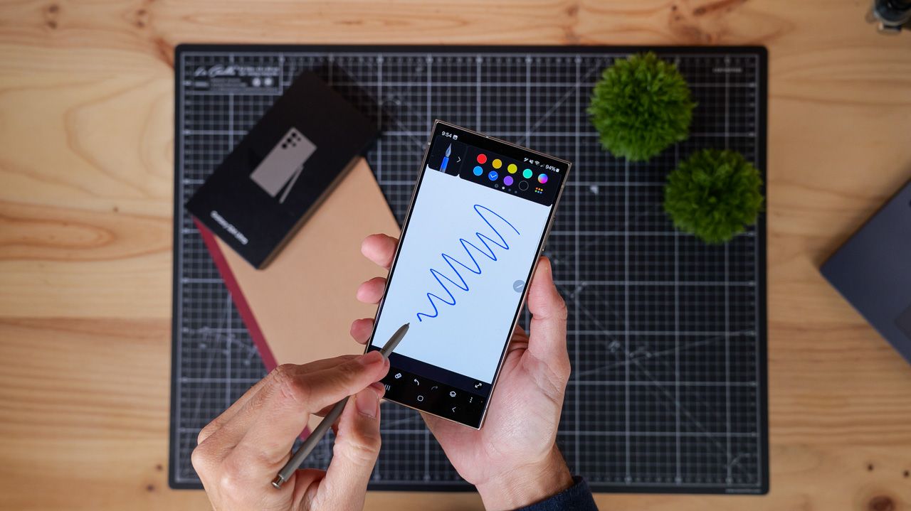Samsung Galaxy S24 Ultra dibujando s-pen
