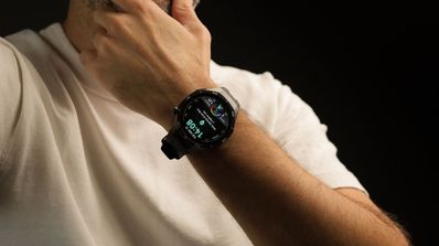 huawei watch gt 5 pro en mano hombre