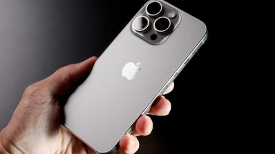 iPhone 16 Pro en mano