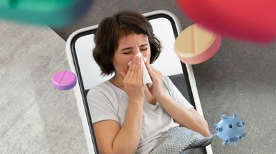 mujer con alergia en movil