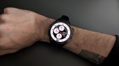 oppo watch x2 en mano