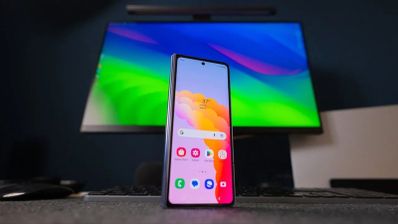 movil Samsung encendido con pantalla de fondo
