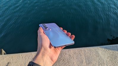 OPPO Reno 12 series inclinado al agua