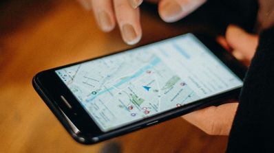 google maps en movil mano