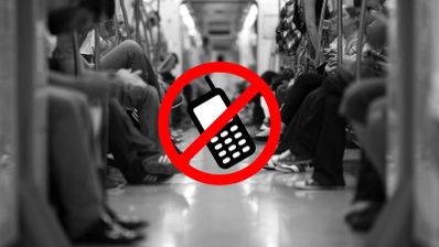 personas en tren transporte prohibido movil