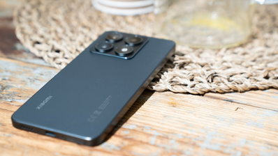 xiaomi 14t apoyado mesa