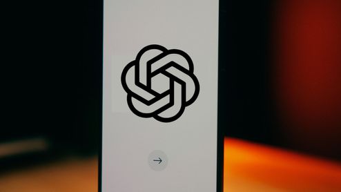 Logotipo de ChatGPT en la pantalla de inicio de un teléfono POCO F6 Pro sobre un fondo blanco.