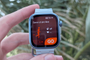 Interfaz del modo correr al aire libre en la pantalla de un Huawei Watch Fit 4 Pro sostenido con la mano.