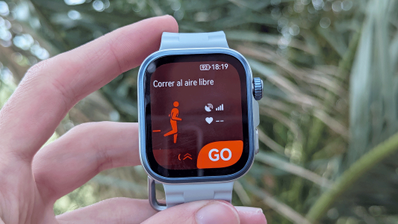 Interfaz del modo correr al aire libre en la pantalla de un Huawei Watch Fit 4 Pro sostenido con la mano.