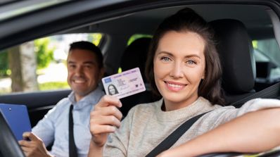 chica sonríe carnet de conducir