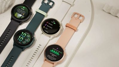 Cuatro relojes inteligentes Garmin Vivoactive 6 con diferentes colores de correa y esferas personalizadas sobre una superficie clara.