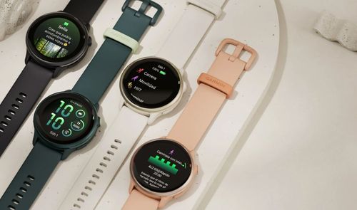 Cuatro relojes inteligentes Garmin Vivoactive 6 con diferentes colores de correa y esferas personalizadas sobre una superficie clara.