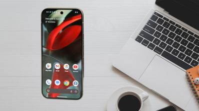 google pixel 9 pro ordenador al lado
