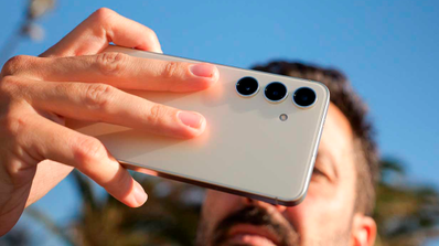 Samsung Galaxy S24 cámaras en mano