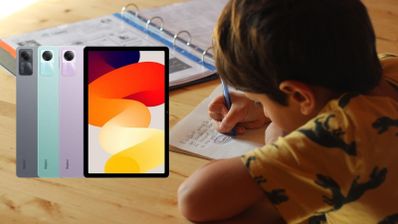 niño haciendo deberes tablet