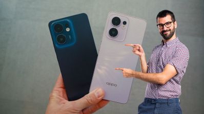 oppo reno13 fs hombre señalando movil