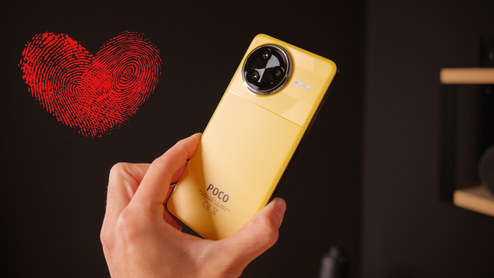 Parte trasera de un POCO F7 Ultra en color amarillo sostenido por una mano, con una ilustración de un corazón formado por huellas dactilares a su lado.
