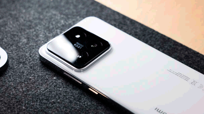 Diseño del Xiaomi 15 sobre la mesa