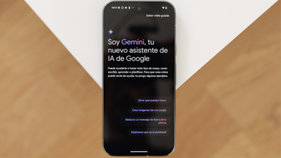 Interfaz de bienvenida del asistente de inteligencia artificial Gemini en la pantalla de un teléfono Android.