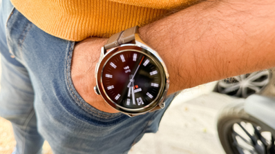 Primer plano de un Xiaomi Watch 2 Pro con esfera analógica clásica en la muñeca de una persona.