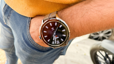 Primer plano de un Xiaomi Watch 2 Pro con esfera analógica clásica en la muñeca de una persona.