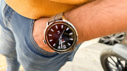 Primer plano de un Xiaomi Watch 2 Pro con esfera analógica clásica en la muñeca de una persona.