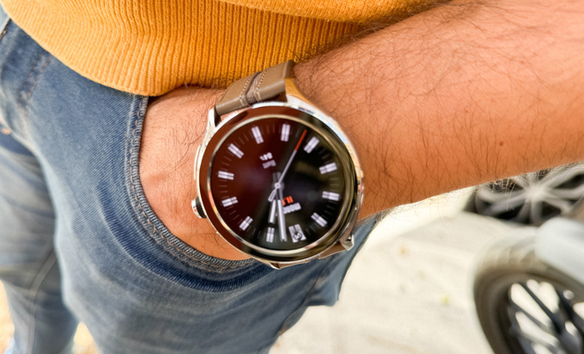 Primer plano de un Xiaomi Watch 2 Pro con esfera analógica clásica en la muñeca de una persona.