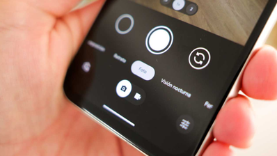 Primer plano de la interfaz de la aplicación de cámara en un dispositivo Google Pixel con los modos de disparo visibles.