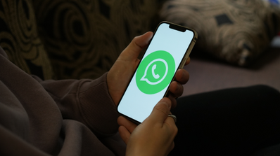 Usuario utilizando WhatsApp en su móvil