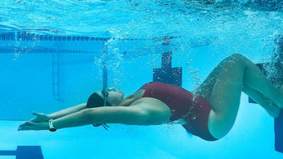 chica nadando Garmin Swim 2