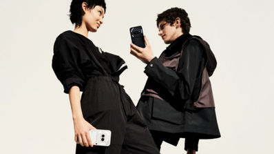 dos personas con nothing phone 2a