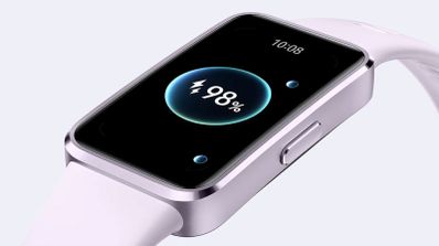 Primer plano lateral de la pulsera inteligente Huawei Band 10 mostrando el indicador de carga de batería al 98% en su pantalla rectangular.