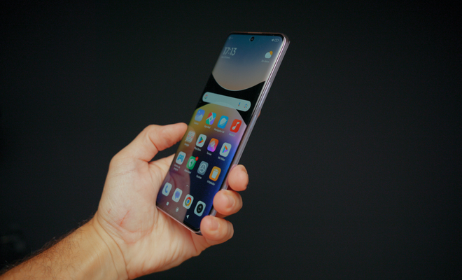 mirando pantalla redmi note 14 pro+