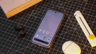 Google Pixel 9 sobre la mesa con accesorios