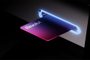 Tarjeta física de Revolut introducida en la ranura iluminada de un cajero automático.