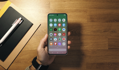 smartphone samsung galaxy one ui en mano