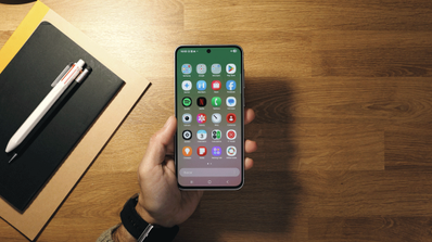 smartphone samsung galaxy one ui en mano